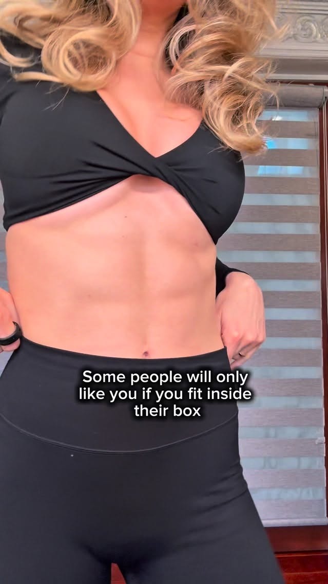 Unboxing season, but make it personal growth and peachy 💁🏻‍♀️

Wearing @yeoreo_official