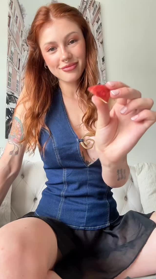 The apple is too juicy 😆😋