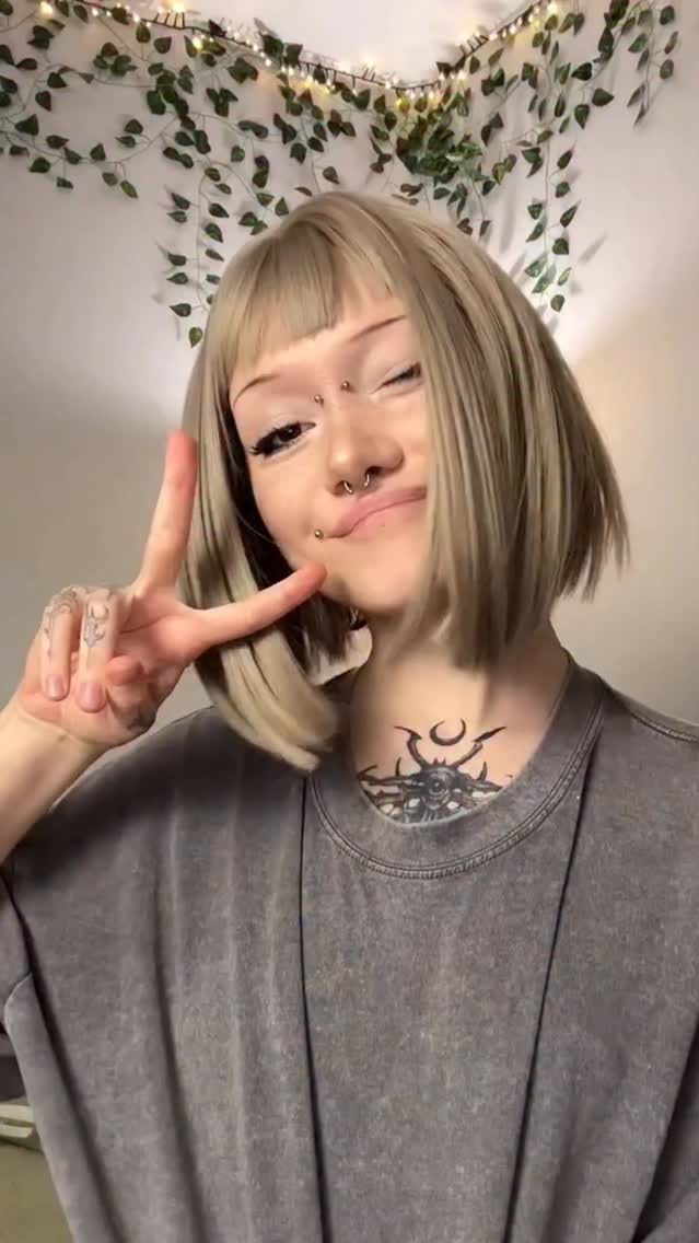 #劇資訊 一刷預定！《長空之王》9月3日重映
✈️還記得第一次看這部電影的時候，很多驚心
動魄的場面都讓人「倒吸一口涼氣」，沒想到
馬上又能在影院二刷了❗️影片聚焦於鮮少出現
在聚光燈前的空軍試飛員群體，揭開了新型戰
機正式列裝前的誕生歷程