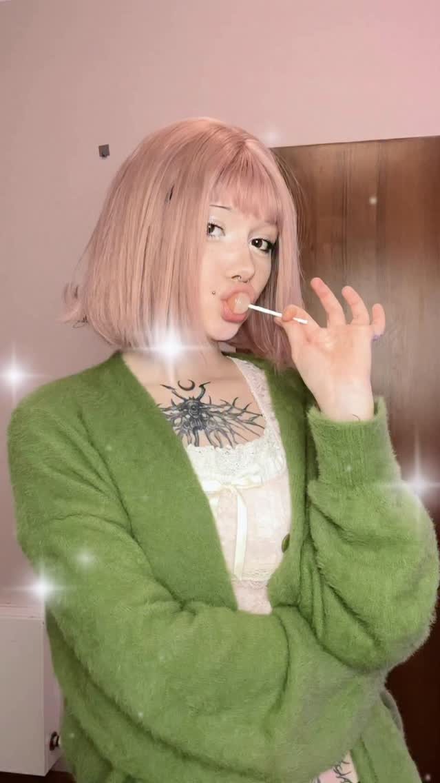 日本正在研发智能交通系统，结合摄像头、激光雷达和Al算法来分析路面行人、车辆流量以及交通模式。系统会实时调节红绿灯和限速指示，避免拥堵和交通事故。
每天成千上万的车辆受益于这种自动化管理，尤其在繁忙的涩谷车站周边，高峰时间的通行效率得到了显