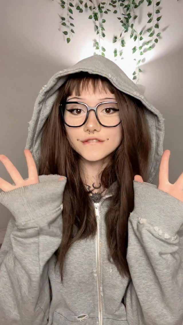 #天空之王，这真是一部佳作！🌈《天空之王》9月3日重新上映。还记得首映时，激动的场景让我心跳加速💓，完全屏住呼吸。当时就超想去电影院！影片聚焦那一群幕后的空军试飞员🕶️，揭秘新机起飞前的历程。他们反复探索极限获取数据📝，挑战高风险，用生命对