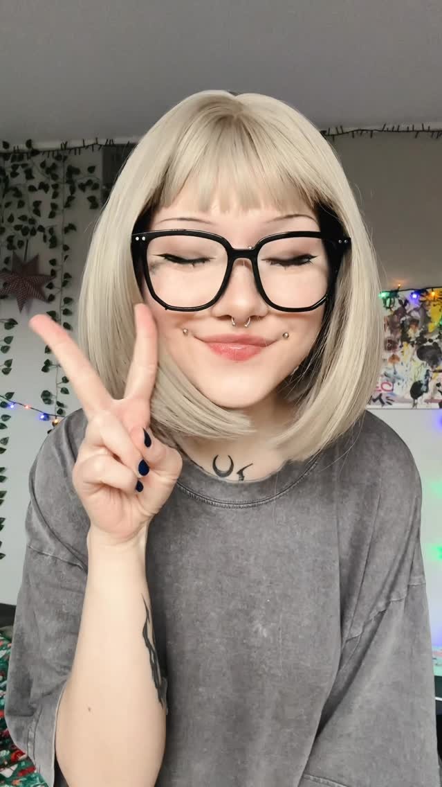 #天空之王，一部笔下生花的佳作！《天空之王》将于9月3日重新上映。我还记得第一次看这部电影时，许多激动人心的场景都让我屏住了呼吸。当时我就迫不及待地想去电影院观看！影片聚焦于一群鲜少出现在聚光灯下的空军试飞员，揭示了新型战斗机在正式起飞前的