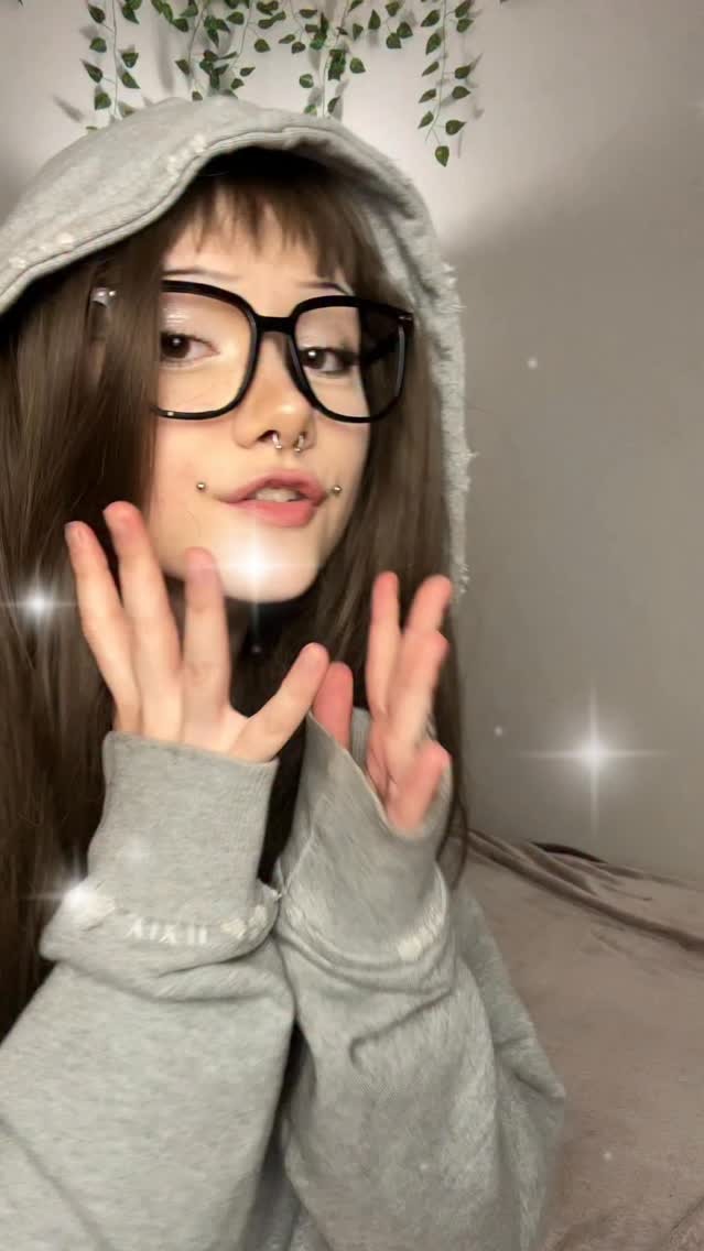 #天空之王，一部笔下生花的佳作！《天空之王》将于9月3日重新上映。我还记得第一次看这部电影时，许多激动人心的场景都让我屏住了呼吸。当时我就迫不及待地想去电影院观看！影片聚焦于一群鲜少出现在聚光灯下的空军试飞员，揭示了新型战斗机在正式起飞前的