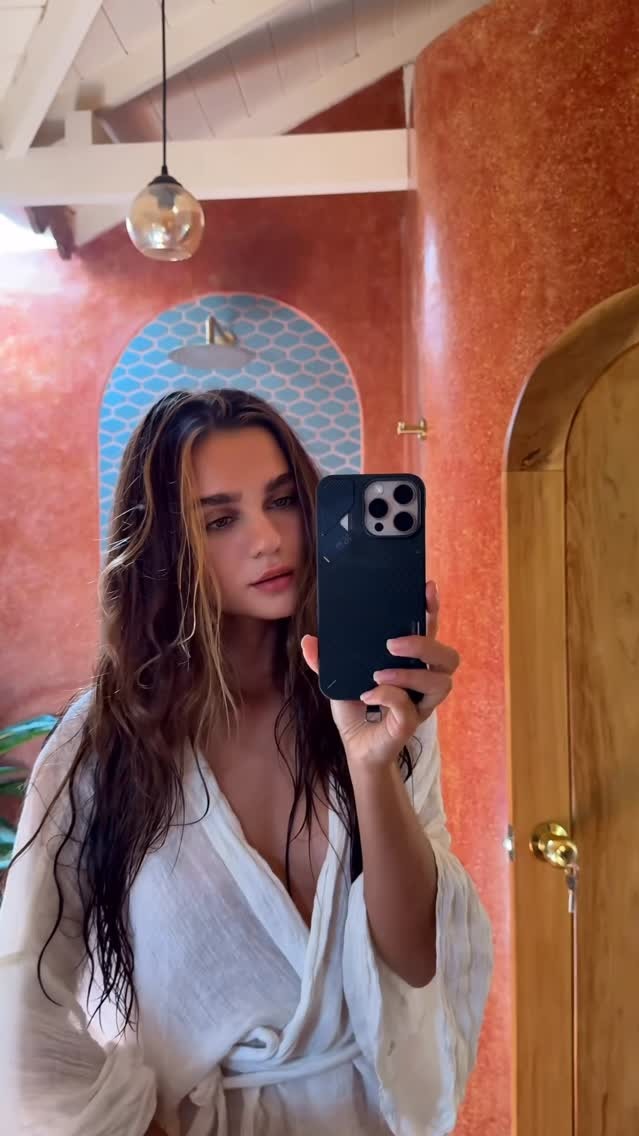 Chic Selfie Moment: Embrace Your Style